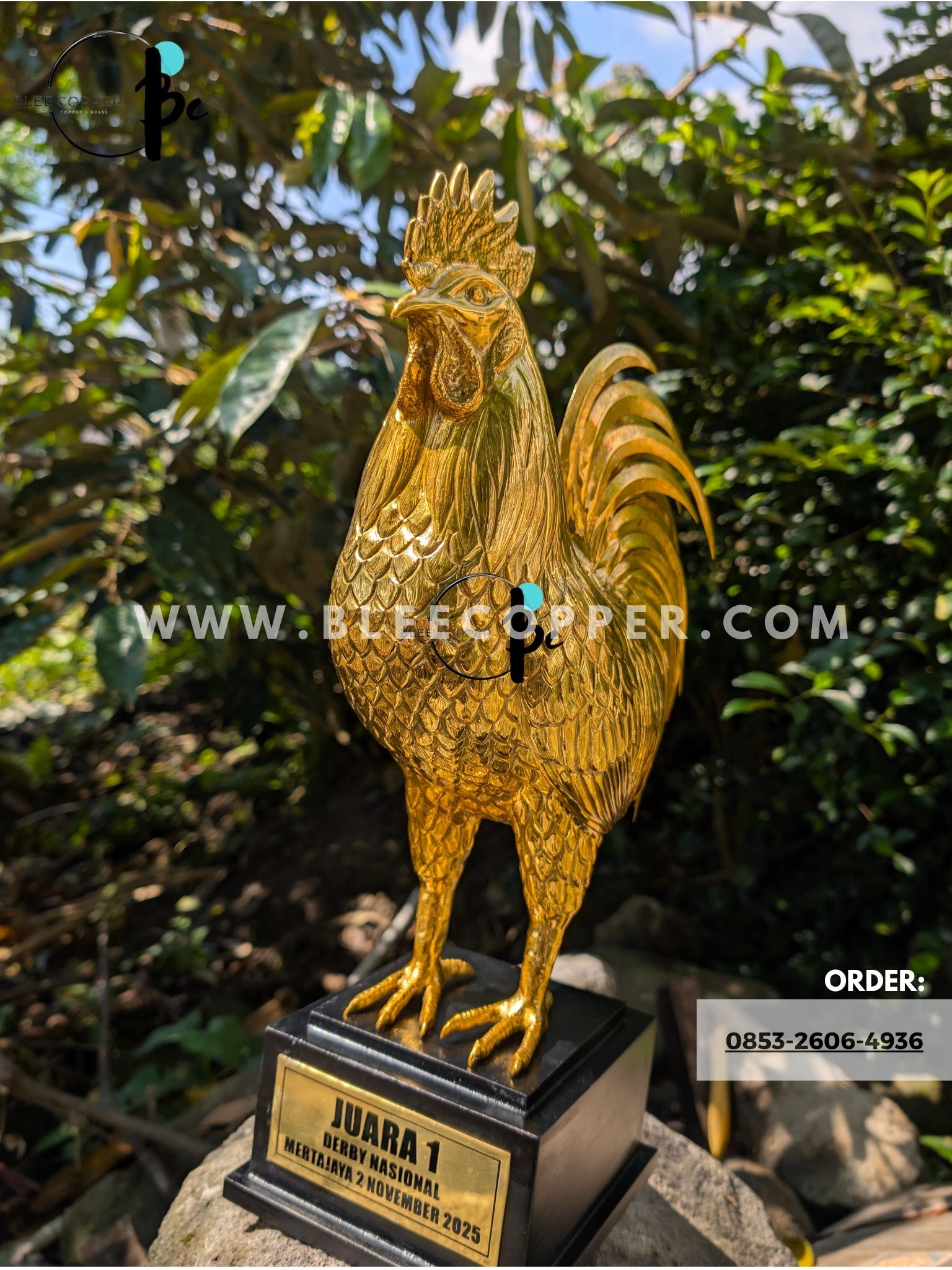 Patung ayam kuningan