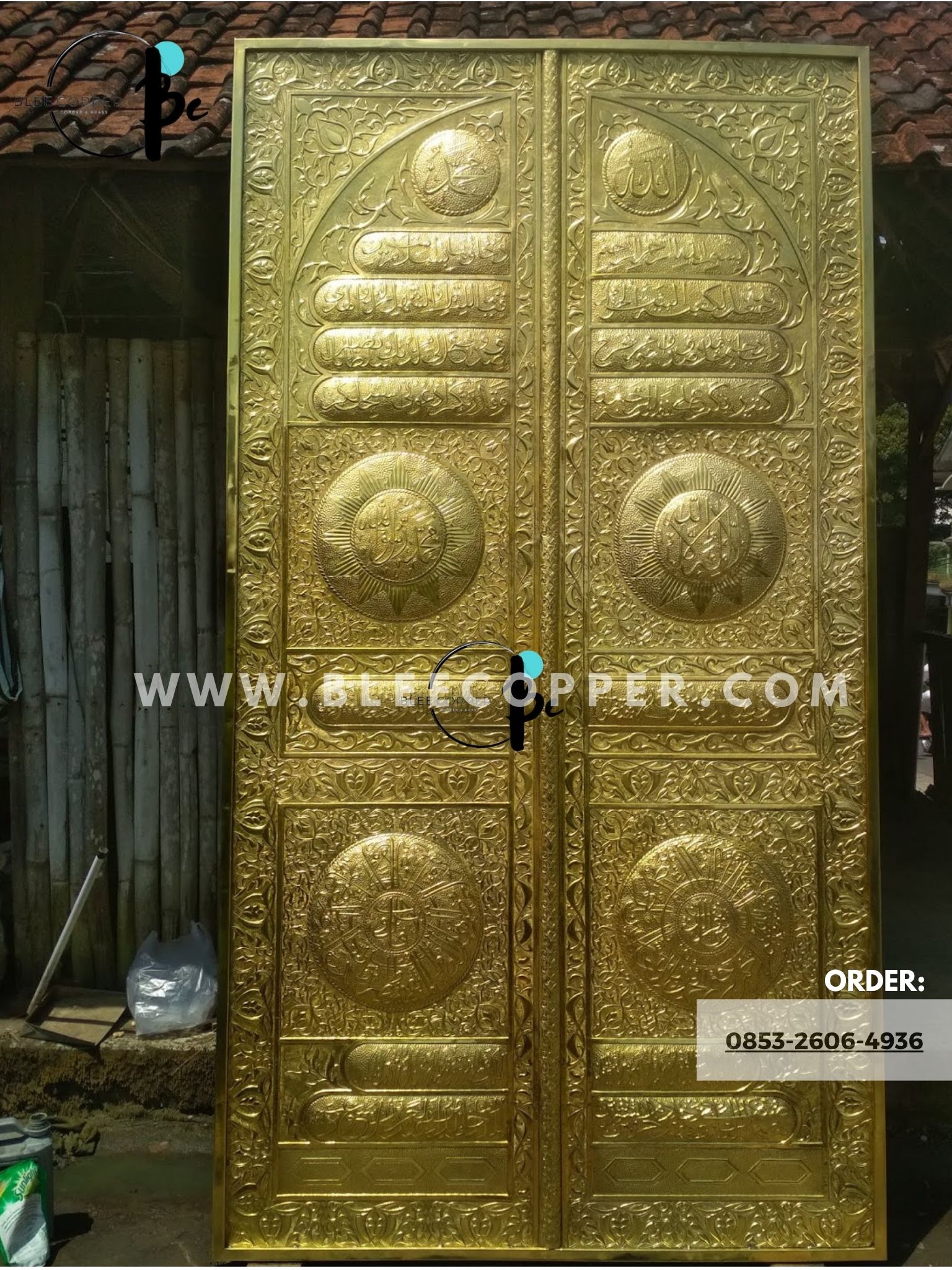 Kaligrafi pintu kabah kuningan