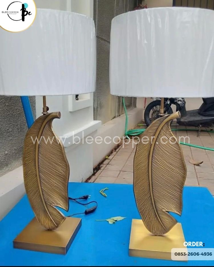 Lampu Meja Kuningan Motif bulu