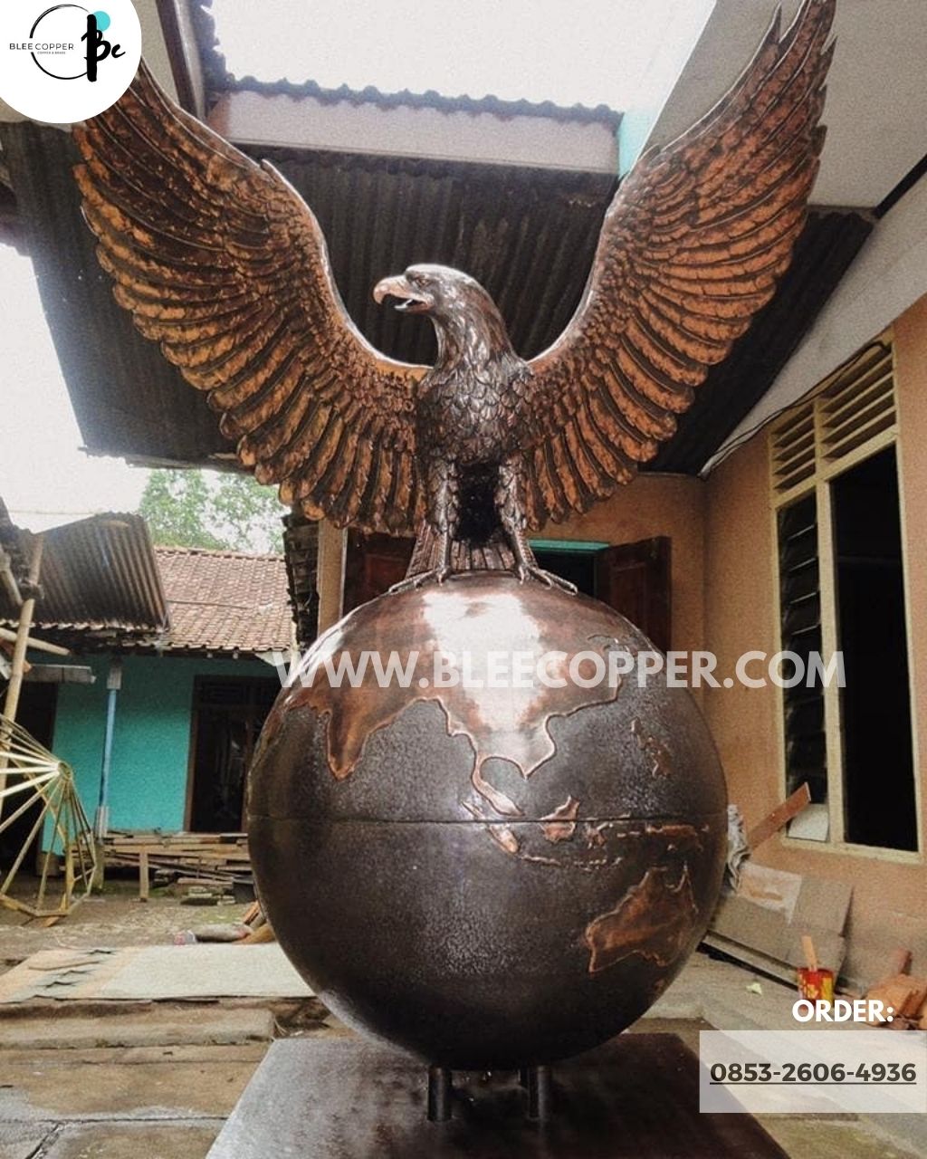 Patung Garuda Globe Tembaga