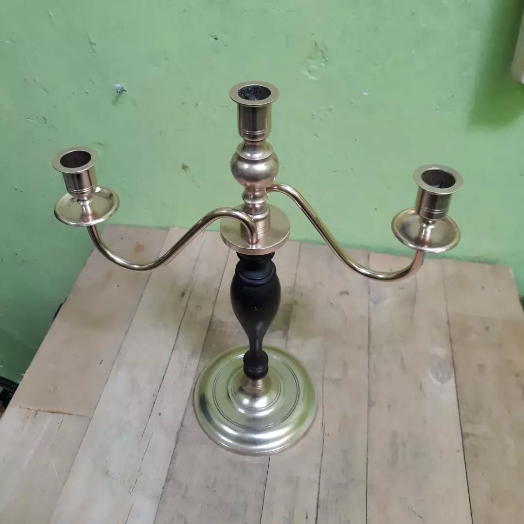 Pengrajin Tempat Lilin Kuningan